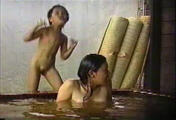 [687 MB] Japan Public Bath-3 / Japanese public bath-3 [Voyeur Bath, DVDRip]