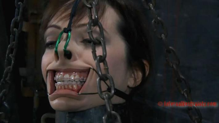 [676 Mo] [InfernalRestraints.com] 12 février 2010 : Foot Girl avec Emily Marilyn [2010, BDSM, Bondage, Canning, Torture, Spanking, Hummulation, SiteRip]