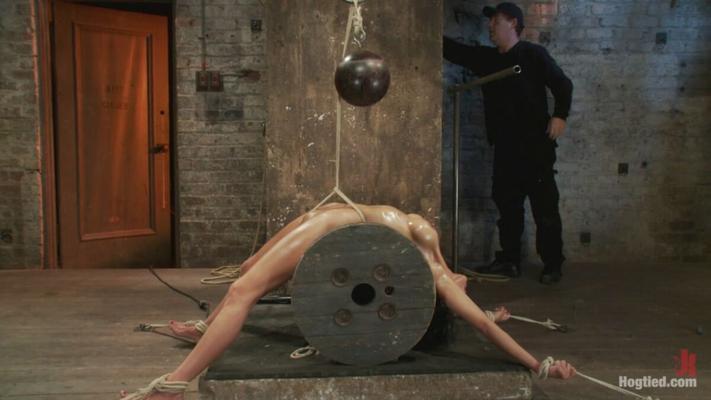 [750 MB] [Hogtied.com / Kink.com] Beretta James (morena sexy experimenta tortura nos mamilos, corda brutal na virilha e escravidão extrema / 24.11.2011) [2011 g., BDSM, Bondage, Hardcore, Domination, HDRip, 720p]