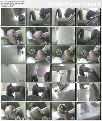 [188 MB] Une fille se masturbe dans les toilettes / une fille se masturbe dans les toilettes [2012, Toilet Voyeur Spycam, CamRip]