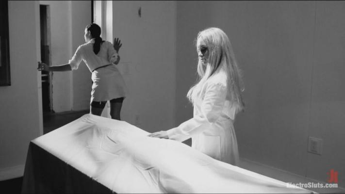 [2,16 GB] [electroSluts.com / kink.com] 25855 / Aiden Starr, Katharine Cane und Sovereign Syre / Das Monster des Doktors! 