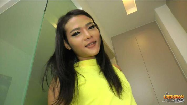 [285 MB] [LadyBoy.xxx] ¡Se corre bastante elegante! 