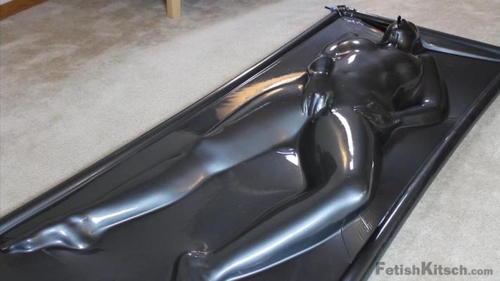 [401 MB] [fetishkitsch.com] Miss Kitsch - Vacbed + Lube = Win! / Vacuum bed + lubricant = victory! (Long Version) [06-03-2011, Fetish, Latex, Rubber, 720p, SiteRip]