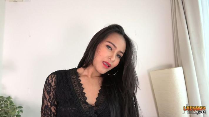 [561 Mo] [LadyBoy.xxx] Bell / Les beaux débuts de Bell ! 