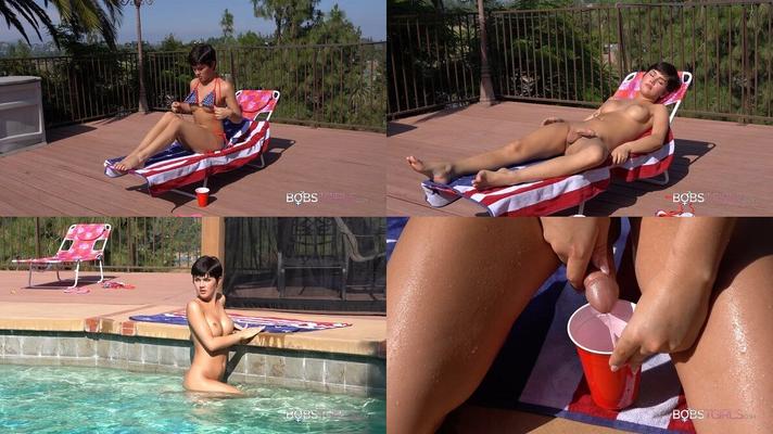 [623 MB] [bobs-tgirls.com] Daisy Taylor / Daisy Taylor Happy 4th of July (04 Jul 2019) [2019, Shemale, Solo, Pissing, 1080p, SiteRip]