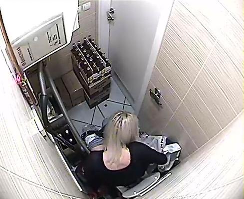 [955 MB] Versteckte Kamera im Hinterzimmer, wo die Toilette ist (117 Videos) [2019, Pinkeln, CamRip]