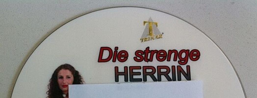 Die Strenge Herrin / Strict Mistress (Trimax) [2011, femdom, BDSM, Fetiche, Cera, Brinquedos, DVDRip]