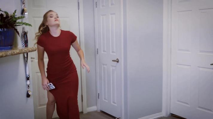 [1,76 GB] Katie Kush - Chica bonita con vestido rojo